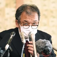 知床半島沖の観光船遭難事故について記者会見する「知床遊覧船」の桂田精一社長＝27日午後5時3分、北海道斜里町