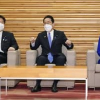 閣議に臨む（左から）林外相、岸田首相、野田地方創生相＝28日午前、首相官邸