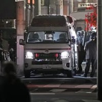 東京都大田区の立てこもり現場周辺から離れる救急車＝29日午前2時29分