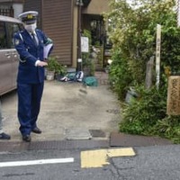 4枚のうち1枚がはがれてなくなっていた踏切前の点字ブロック（中央下）＝27日、奈良県大和郡山市