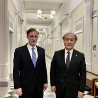 写真に納まる秋葉剛男国家安全保障局長（右）とサリバン米大統領補佐官＝3日、ホワイトハウス（日本大使館提供・共同）