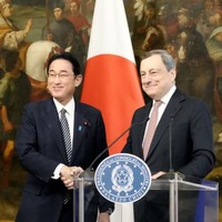首脳会談後の共同記者発表を終え、イタリアのドラギ首相（右）と握手する岸田首相＝4日、ローマ（共同）