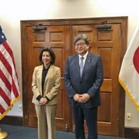 4日、米ワシントンで会談した萩生田経産相（右）とレモンド米商務長官（経産省提供・共同）