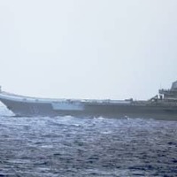 戦闘機が発艦する中国海軍の空母「遼寧」＝4日、沖縄県南方の太平洋（防衛省提供）