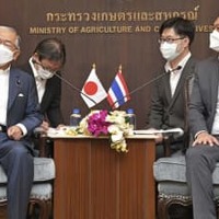 タイのチャルームチャイ農業・協同組合相（右端）と会談する金子農相（左端）＝5日、バンコク（共同）