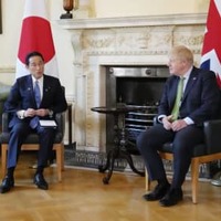 ジョンソン英首相（右）と会談する岸田首相＝5日、ロンドン（共同）
