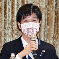 6日、台北市で記者会見する自民党青年局の鈴木憲和局長代理（共同）