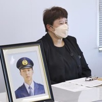 渡辺崇寿さんの写真を前に記者会見する母美智代さん＝6日午後、熊本県庁