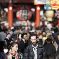 東京・浅草を観光する外国人旅行者ら＝2020年1月