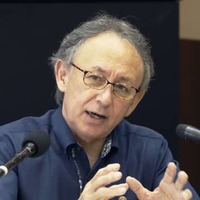 日本復帰50年を前に、報道各社のインタビューに応じる沖縄県の玉城デニー知事＝9日午前、沖縄県庁