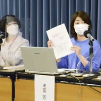 記者会見する末冨芳日本大教授（右）＝9日午後、文科省