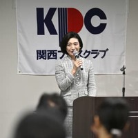 関西プレスクラブの会合で講演する、パナソニックホールディングスの小川理子参与＝10日午後、大阪市