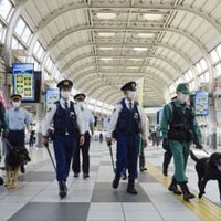 JR品川駅構内を合同パトロールする警察官ら＝11日午前