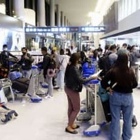 成田空港の到着ロビーに出て、検疫中の家族や友人を待つ入国者ら＝4月7日
