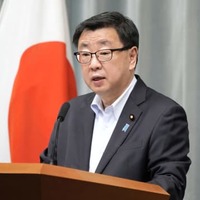 記者会見する松野官房長官＝11日午前、首相官邸