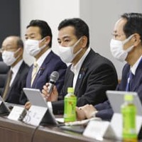 新型コロナウイルス感染症対応に関する有識者会議で、あいさつする山際経済再生相（右から2人目）。右端は座長の永井良三自治医科大学長＝11日午前、東京都千代田区