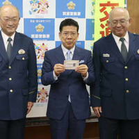 運転免許を自主返納し、大阪府警箕面署から運転経歴証明書を受け取った漫才師の西川きよしさん（中央）＝11日午後、大阪府箕面市