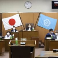 熱海市議会の百条委員会に臨む委員ら＝12日午前、静岡県熱海市