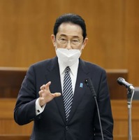 参院厚労委で答弁する岸田首相＝12日午後