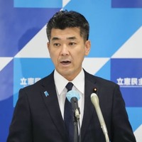 記者会見する立憲民主党の泉代表＝13日午後、国会