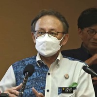 新たな沖縄振興計画について記者会見する沖縄県の玉城デニー知事＝13日午後、沖縄県庁