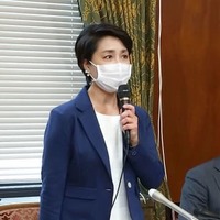 記者会見する日本維新の会の岬麻紀衆院議員＝16日午後、国会