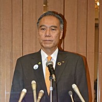 記者会見で、知事選に4選を目指し立候補することを表明した長野県の阿部守一知事＝17日午後、長野市