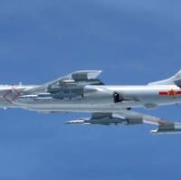 東シナ海と太平洋を往復飛行した中国軍のH6爆撃機＝18日（防衛省統合幕僚監部提供）