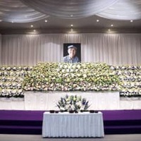 早乙女勝元さんの祭壇＝19日、東京都台東区の寛永寺輪王殿