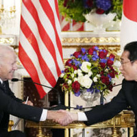 首脳会談で握手する岸田首相（右）とバイデン米大統領＝23日午前、東京・元赤坂の迎賓館