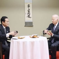 お茶を堪能する岸田首相（左）とバイデン米大統領＝23日夕、東京都港区の八芳園（内閣広報室提供）