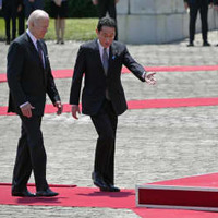 首脳会談前の歓迎式典に臨むバイデン米大統領（左）と岸田首相＝23日午前、東京・元赤坂の迎賓館（AP＝共同）
