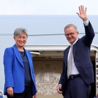 23日、日本に向かう飛行機に乗り込むアルバニージー首相（右）とウォン外相＝オーストラリア首都キャンベラ（ゲッティ＝共同）