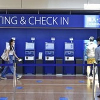 全日本空輸の自動チェックイン機＝24日午後、羽田空港
