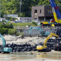 大規模な漏水があった「明治用水頭首工」周辺に積まれた土のう＝24日午後、愛知県豊田市