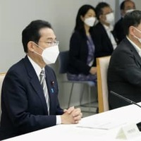 月例経済報告等に関する関係閣僚会議に臨む岸田首相（左）＝25日午前、首相官邸