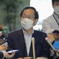 記者団の取材に応じる公明党の竹内政調会長＝25日午前、首相官邸