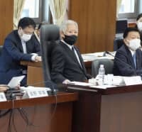 衆院憲法審査会で発言する自民党の新藤義孝氏（前列右から3人目）。左端は立憲民主党の奥野総一郎氏＝26日午前、国会