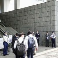 セブン＆アイ・ホールディングスの定時株主総会の会場に入る人たち＝26日午前、東京都千代田区