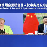 バチェレ国連人権高等弁務官（左）とオンラインで会談する中国の習近平国家主席＝25日、北京（新華社＝共同）