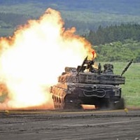 陸上自衛隊の「富士総合火力演習」で砲弾を放つ10式戦車＝28日午前、静岡県の東富士演習場