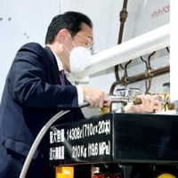 水素を製造する施設を視察する岸田首相＝28日、甲府市（代表撮影）
