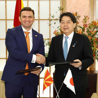 経済交流の強化を図る技術協定に署名し、握手する北マケドニアのオスマニ外相（左）と林外相＝30日午後、外務省
