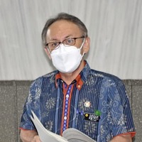 取材に応じる沖縄県の玉城デニー知事＝30日午後、県庁