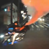 オートバイで暴走し、消火器を噴射する少年ら＝4月1日、神奈川県平塚市（同県警提供）