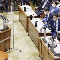 参院予算委で、日本維新の会の鈴木宗男氏（右下）の質問に答える鈴木貴子外務副大臣＝31日午後