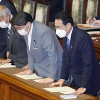 参院本会議で2022年度補正予算が可決、成立し、一礼する岸田首相（手前）ら＝31日午後