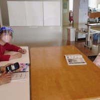 鹿児島県内の病院で鴨志田祐美弁護士（左奥）らと面会する原口アヤ子さん（右）＝4月（大崎事件弁護団提供）