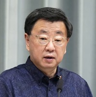 記者会見する松野官房長官＝1日午後、首相官邸