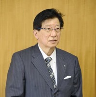 岐阜県中津川市の青山節児市長と面会後、取材に応じる静岡県の川勝平太知事＝1日午後、中津川市役所